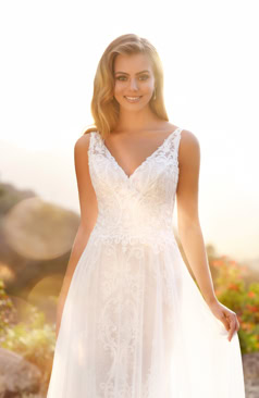 Ein romantisches A-Linien Brautkleid mit einem schönen V-Ausschnitt