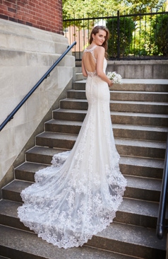 Ein ein wundervolles romantisches Fit-and-Flare Brautkleid