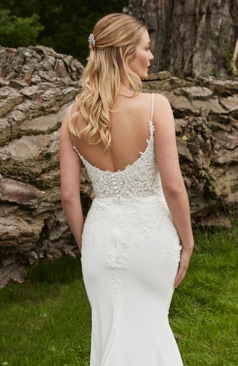 51402 Eine zarte und elegante Schönheit im Fit and Flare Stil
