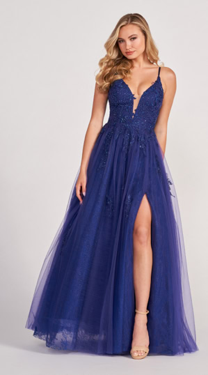 51492 Ein wunderschönes Abendkleid mit einem verführerischen V-Ausschnitt, zarten Spaghettiträgern, einen sexy Beinschlitz