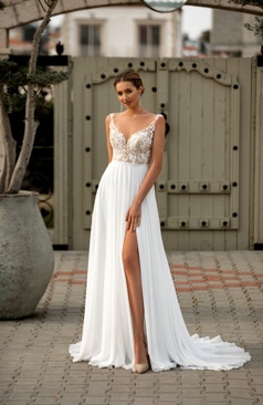 Natürlich, romantisch und gleichzeitig luxuriös… Das hier zusehende Brautkleid im eleganten Boho/Vintage Stil besitzt ein einzigartiges Oberteil, welches mit moderner und erstklassiger Blattspitze verziert ist. Kleine dezente Perlen sowie die halbtransparente Korsage heben die wunderbare Blattspitze hervor. Auch der fixierte Taillengürtel betont die fantastische Silhouette jeder Braut. Ein weiterer Hingucker ist der reizende Beinschlitz, die fantastische Hofschleppe sowie auch der Rückenausschnitt.