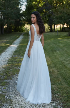 Verlieben Sie sich in unser A-Linien Kleid mit Spitze für eine traumhaft romantische Sommerhochzeit. Termin sichern!