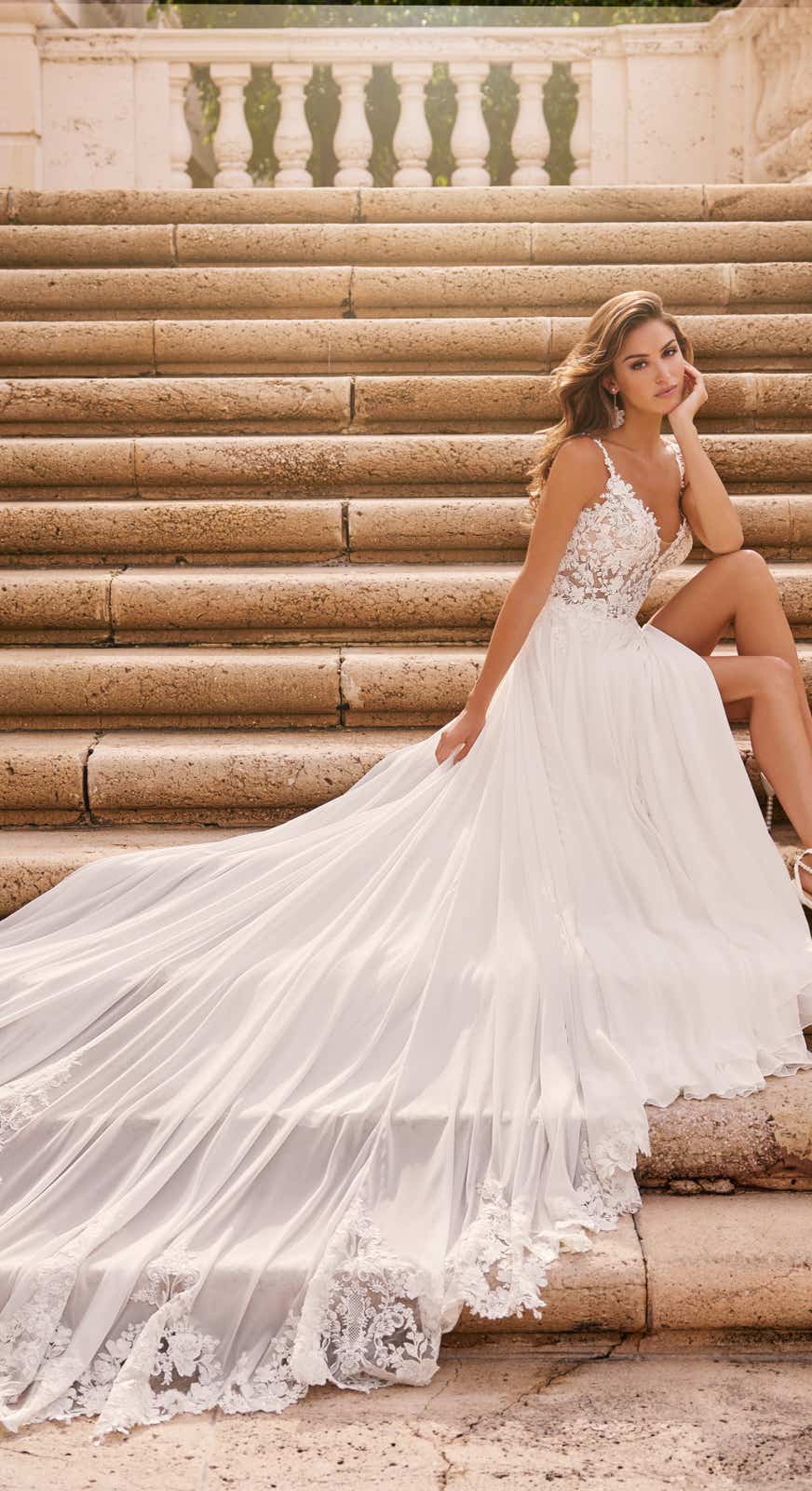 51887 Ein extravagantes Brautkleid in A-Linie