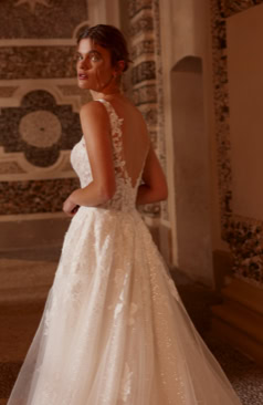 Dieses klassische Kleid mit einem verführerischen Twist eines Schlitzes ist die perfekte Wahl für die moderne Braut, die nach einem Hauch von Sinnlichkeit sucht.