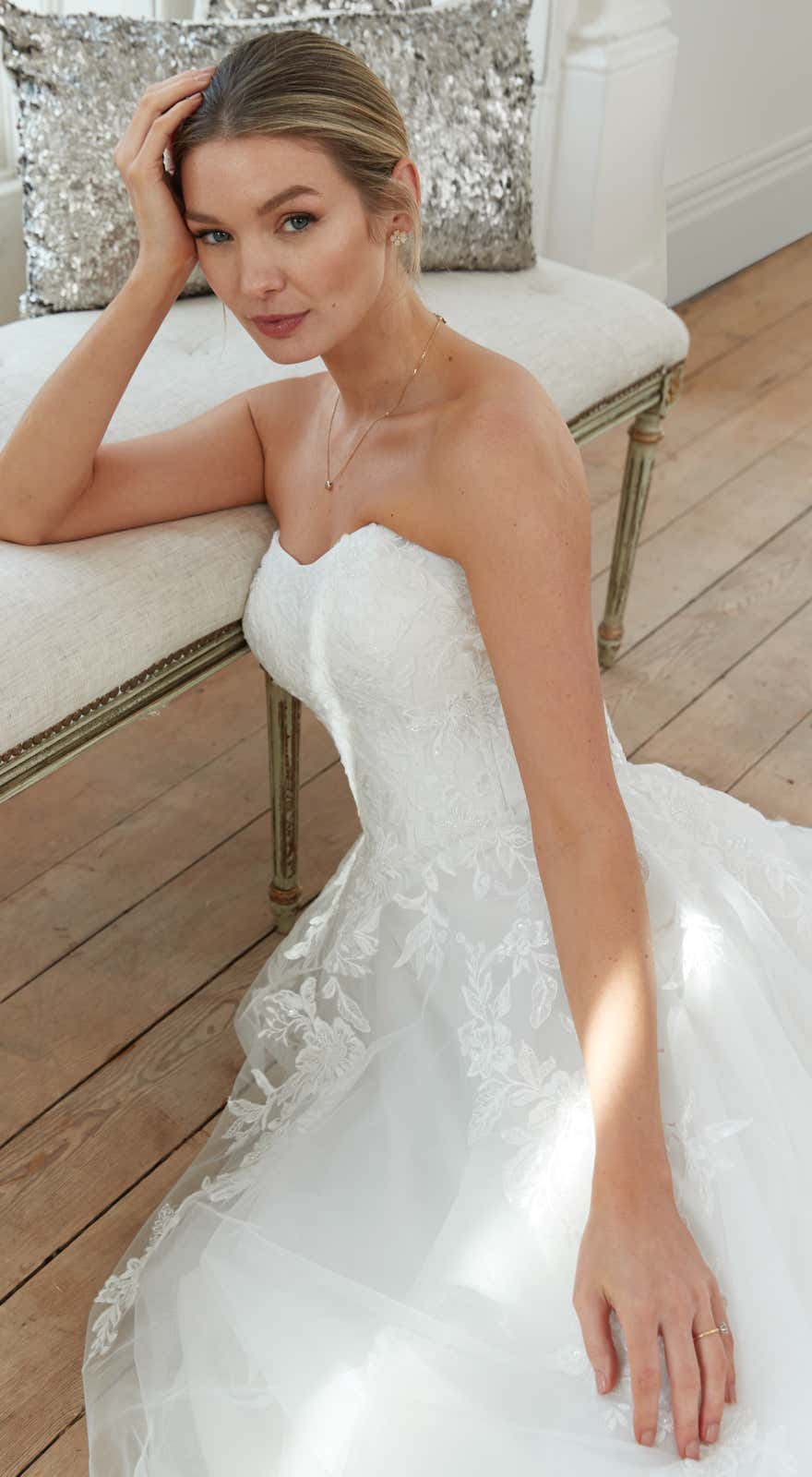 52070 Moderne Eleganz trifft auf Tradition: Unser Ballbrautkleid mit Herz-Ausschnitt