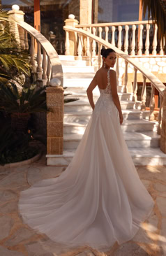 52248 - Romantisches A-Linien-Brautkleid mit tiefem Ausschnitt