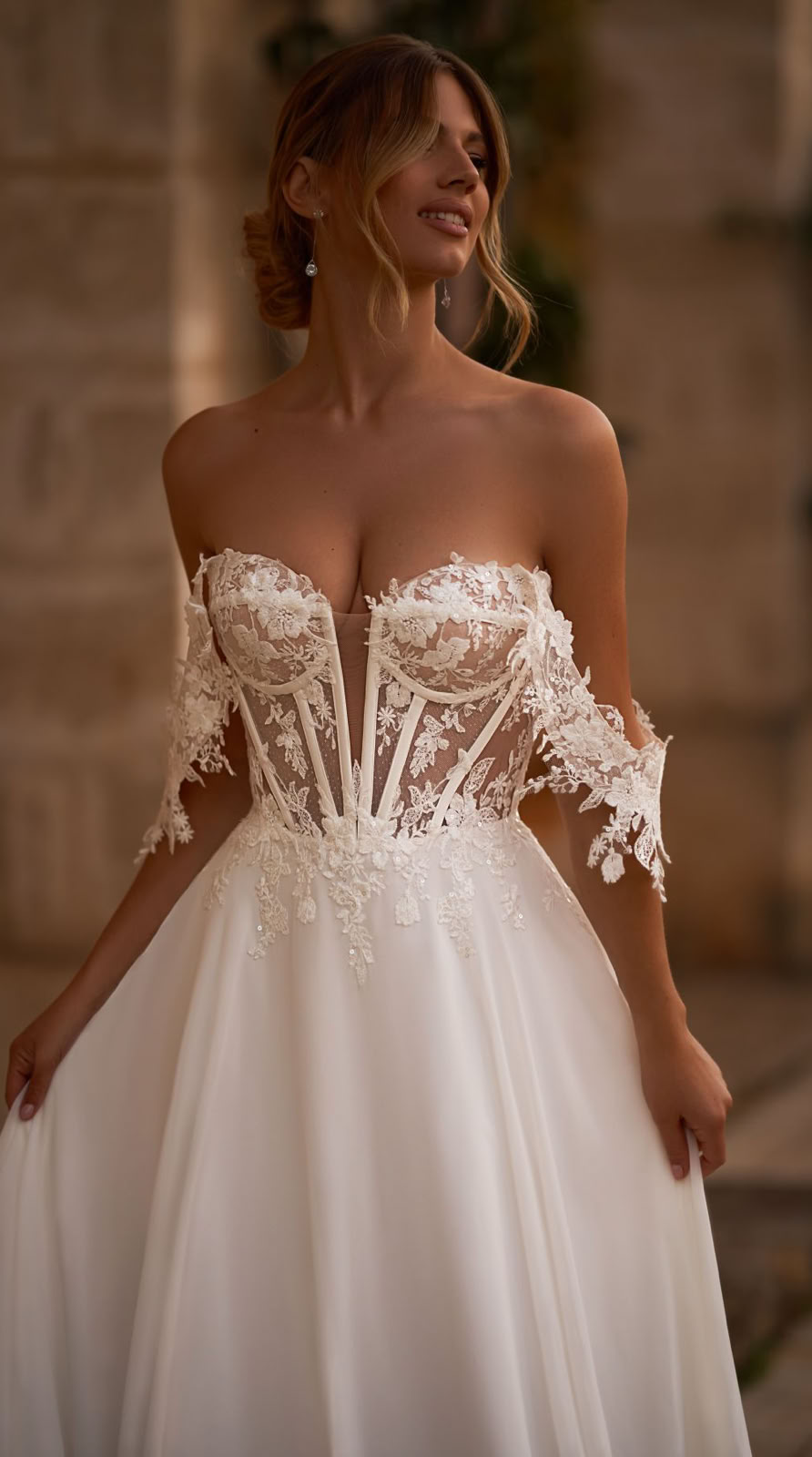 52257 Meerjungfrau-Brautkleid mit Corsagen-Oberteil und langer Spitzen-Schleppe