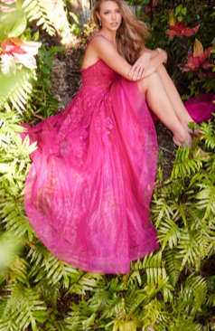 Langes Abendkleid FM52188 in Smaragdgrün mit Spitze und hohem Beinschlitz – erhältlich bei FM Braut- und Abendmode in Sandkrug bei Oldenburg.