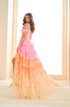 Auffälliges Abendkleid FM52289 in Pink-Orange mit Glitzertüll und Volantrock – erhältlich bei FM Braut- und Abendmode in Sandkrug bei Oldenburg.