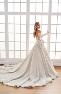 Prinzessinnen-Brautkleid mit transparenter Korsage, floraler Spitze und abnehmbaren Off-Shoulder-Ärmeln – FM Braut- und Abendmode Sandkrug bei Oldenburg.