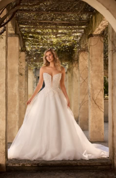 Prinzessinnenbrautkleid FM51991 mit abnehmbaren Off-Shoulder-Trägern, 3D-Spitzenkorsage und glitzerndem Tüllrock – FM Braut- und Abendmode Sandkrug bei Oldenburg.