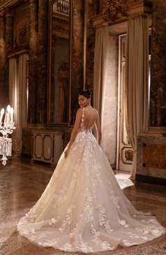 Prinzessinnen-Brautkleid mit hochgeschlossenem Spitzenoberteil, langen Ärmeln, 3D-Blüten und opulenter Schleppe – FM Braut- und Abendmode Sandkrug bei Oldenburg.