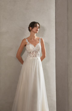 Boho-inspiriertes Brautkleid FM52047 mit zartem Spitzenoberteil, transparenten Flatterärmeln und fließendem Softtüllrock – ideal für Bräute, die Leichtigkeit und Romantik lieben. Erhältlich bei FM Braut- und Abendmode in Sandkrug bei Oldenburg.