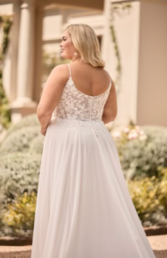 A-Linie Brautkleid mit tiefem Rücken, feinen Spaghettiträgern und zarter Spitzenapplikation am Saum – FM Braut- und Abendmode Sandkrug bei Oldenburg