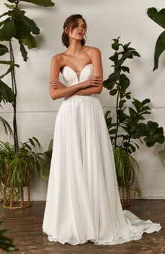 Modernes Brautkleid FM52075 mit schulterfreiem Spitzen-Corsagenoberteil und fließendem Satinrock – ein eleganter, femininer Look für stilvolle Bräute. Erhältlich bei FM Braut- und Abendmode in Sandkrug bei Oldenburg.