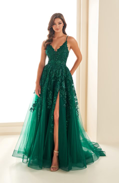 Langes Abendkleid FM52188 in Smaragdgrün mit Spitze und hohem Beinschlitz – erhältlich bei FM Braut- und Abendmode in Sandkrug bei Oldenburg.