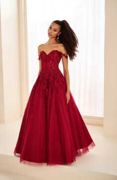 Prinzessinnen-Abendkleid FM52320 in Rosa mit glitzerndem Tüll und floraler Spitze – erhältlich bei FM Braut- und Abendmode in Sandkrug bei Oldenburg.