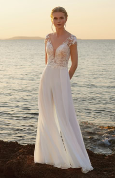 Eleganter Braut-Jumpsuit FM51707 mit feinem Spitzenoberteil und fließender Chiffonhose – moderne Alternative zum Kleid bei FM Braut- und Abendmode in Sandkrug bei Oldenburg.