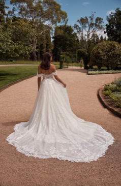 Traumhaftes Brautkleid FM51886 im Prinzessinnenstil mit funkelndem Glitzertüll, Spitzenkorsage und zarten Off-Shoulder-Trägern. Erhältlich bei FM Braut- und Abendmode in Sandkrug bei Oldenburg.