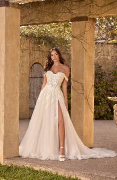 A-Linie Brautkleid mit zarter Off-Shoulder Korsage, eleganten Spitzenapplikationen und fließender Schleppe – FM Braut- und Abendmode Sandkrug bei Oldenburg.
