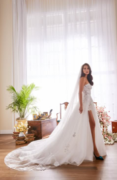 A-Linie Brautkleid mit abnehmbarem Überrock, figurbetonter Spitzen-Corsage und langen Spitzenärmeln, kombiniert mit modernem Schlitz – FM Braut- und Abendmode Sandkrug bei Oldenburg.