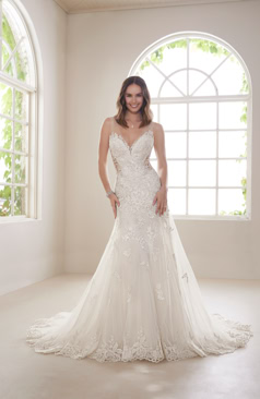 Das hier zusehende Brautkleid ist mit wundervollen auslaufenden Spitzenapplikationen und Pailletten verziert. Ein wirklicher Hingucker ist der Taillenbereich des Kleides. Der Bereich wurde mit Spitzentüll gearbeitet und betont gleichzeitig die Taille. Das Brautkleid hat einen eleganten herzförmigen Ausschnitt sowie Tüll-Träger und einen tiefen Rückenausschnitt. Ein weiterer Blickfang des Kleides ist die wundervolle Tüll-Schleppe die mit einem Spitzenabschluss verziert ist. Zu schließen ist das Brautkleid mit einer Schnürung im Rückenbereich. Optional ist dieses Kleid mit einem Reißverschluss und einer Knopfleiste erhältlich.