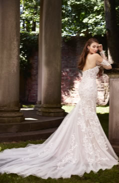 Ein wunderschönes Fit and Flare Kleid. Das halbtransparente Oberteil hat einen atemberaubenden herzförmigen Ausschnitt und eine Knopfleiste im Bereich des Rückens. Perlenbesetzte Spitze finden sich sowohl im Oberteils als auch im Rock wieder. Ein Blickfang ist vor allem auch der Pailletten- und Glitzertüll der im Kleid eingearbeitet ist. Schulterfreie Spitzenärmel mit feinen Kristallperlen sind bei dem Kleid mit enthalten. 