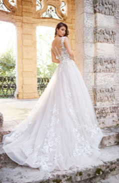 Ein wunderschönes Hochzeitskleid im A-Linien Stil. Das Kleid besitzt leichte Flügelärmel aus Spitze und einen romantischen Illusionsrücken mit Spitzen- Verzierungen. Im Bereich des Rückens wird das Kleid durch eine Knopfleiste geschlossen. Zugleich verfügt das Kleid über eine edle Schleppe und Rosshaarsaum. Markante Spitzenapplikationen verteilen sich im Oberteil des Kleides und im unteren Bereich des Rockes. 