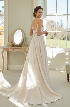 Brautkleid FM51415 in Ivory mit transparentem Spitzenmieder und fließender A-Linie – romantisches Kleid für moderne Bräute bei FM Braut- und Abendmode in Sandkrug bei Oldenburg.