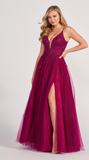 51492 Ein wunderschönes Abendkleid mit einem verführerischen V-Ausschnitt, zarten Spaghettiträgern, einen sexy Beinschlitz,