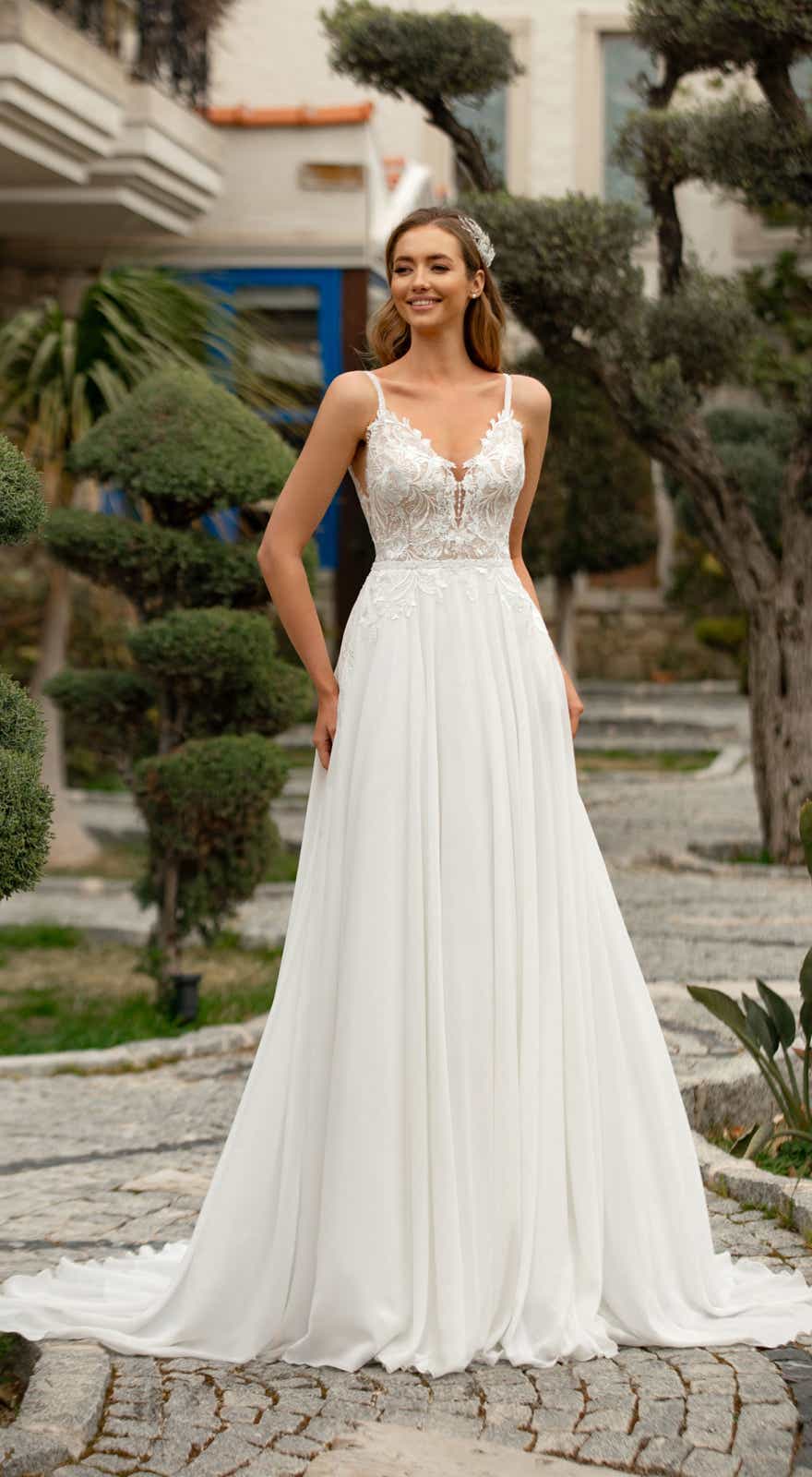 51826 Zauberhaft! Dieses Brautkleid lässt die Braut durch den natürlichen Boho/Vintage Stil strahlen.