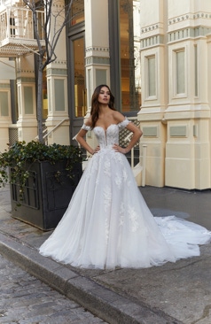 52035 Majestätisch und Vielseitig: Das A-Linien-Brautkleid mit tiefem Dekolleté und abnehmbaren Ärmeln