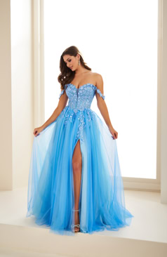 Langes Abendkleid FM52189 in Lavendel mit floraler Spitze und asymmetrischem Rock – erhältlich bei FM Braut- und Abendmode in Sandkrug bei Oldenburg.