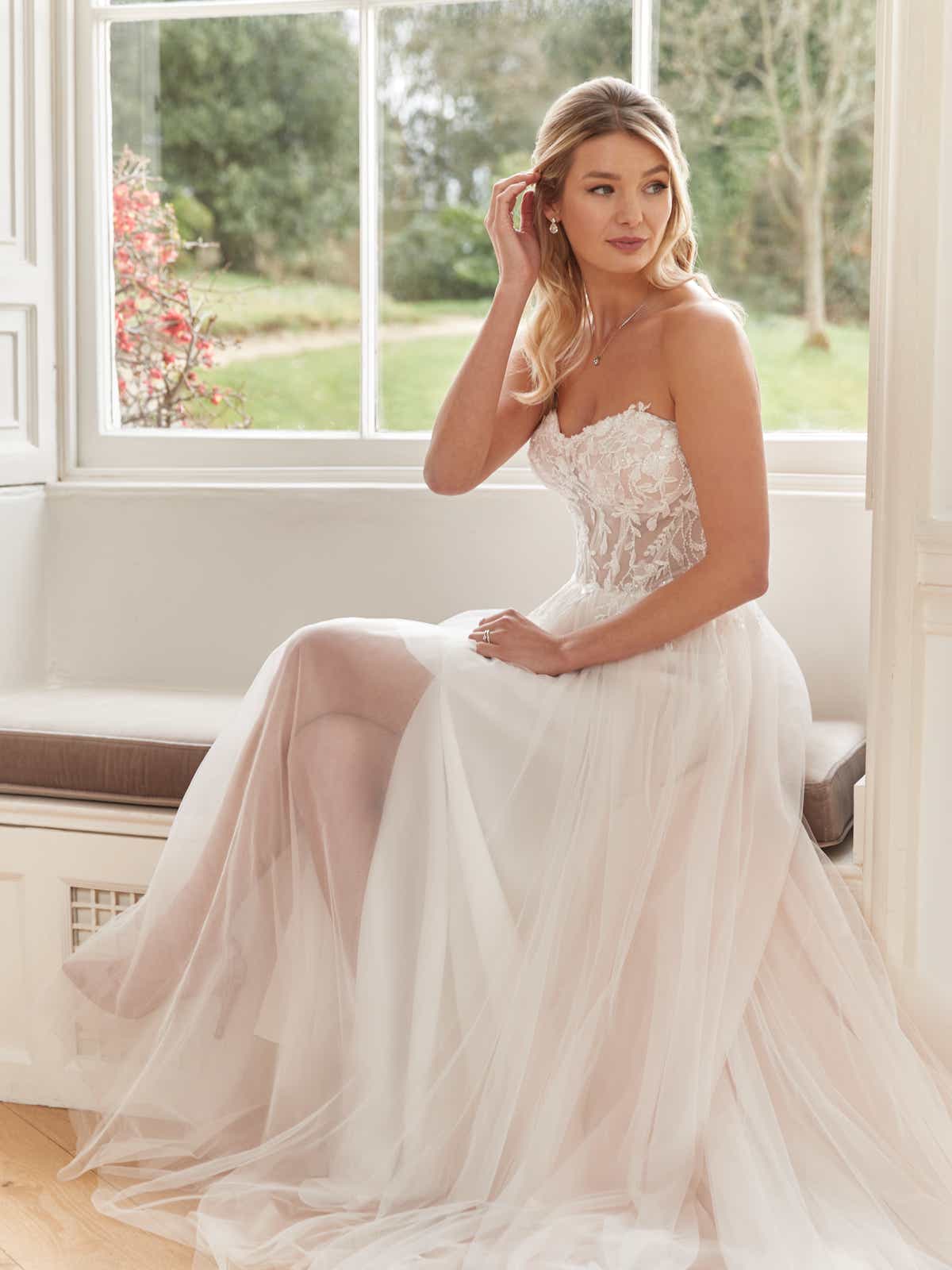 51891 Ein zartes und leichtes Brautkleid 