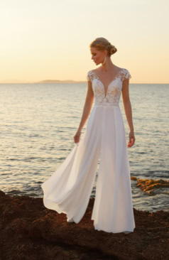 Eleganter Braut-Jumpsuit FM51707 mit feinem Spitzenoberteil und fließender Chiffonhose – moderne Alternative zum Kleid bei FM Braut- und Abendmode in Sandkrug bei Oldenburg.