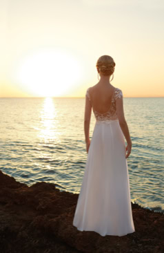 Eleganter Braut-Jumpsuit FM51707 mit feinem Spitzenoberteil und fließender Chiffonhose – moderne Alternative zum Kleid bei FM Braut- und Abendmode in Sandkrug bei Oldenburg.