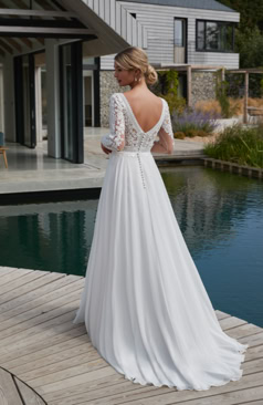 Romantisches Brautkleid FM51645 mit langen Spitzenärmeln und fließendem Chiffonrock – elegante A-Linie bei FM Braut- und Abendmode in Sandkrug bei Oldenburg.