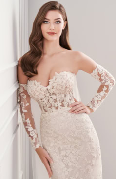 Romantisches Fit-and-Flare Brautkleid FM51688 mit abnehmbarer Tüllschleppe, zarter Blütenspitze und schulterfreiem Look. Erhältlich bei FM Braut- und Abendmode in Sandkrug bei Oldenburg.