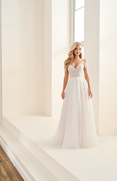 Zauberhaftes Brautkleid FM51731 mit feinem Spitzenoberteil, Offshoulder-Trägern und leichtem Tüllrock – erhältlich bei FM Braut- und Abendmode in Sandkrug bei Oldenburg.