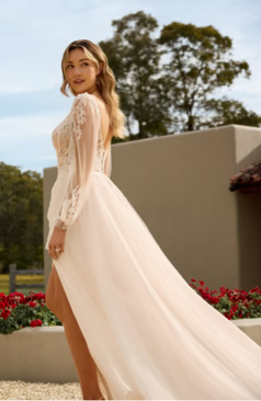 A-Linie Brautkleid mit zarter Spitze, transparentem Rückenteil und feinen Off-Shoulder-Trägern – FM Braut- und Abendmode Sandkrug bei Oldenburg.