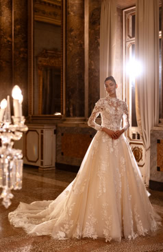 Prinzessinnen-Brautkleid mit hochgeschlossenem Spitzenoberteil, langen Ärmeln, 3D-Blüten und opulenter Schleppe – FM Braut- und Abendmode Sandkrug bei Oldenburg.