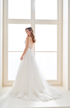 A-Linien Brautkleid mit tiefem V-Ausschnitt, transparenter 3D-Spitze, hohem Beinschlitz und fließender Tüllschleppe – FM Braut- und Abendmode Sandkrug bei Oldenburg.