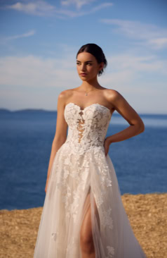 A-Linie Brautkleid mit floraler Spitze, transparentem Corset-Top und zarten Tüllhandschuhen – FM Braut- und Abendmode Sandkrug bei Oldenburg.