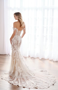 Fit and Flare Brautkleid FM52260 mit schulterfreiem Ausschnitt, transparenter Spitze und romantischer Schleppe. Erhältlich bei FM Braut- und Abendmode in Sandkrug bei Oldenburg.