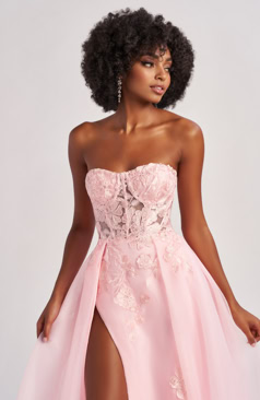 Langes Abendkleid FM52162 in Rosa mit floraler Spitze und Beinschlitz – erhältlich bei FM Braut- und Abendmode in Sandkrug bei Oldenburg.