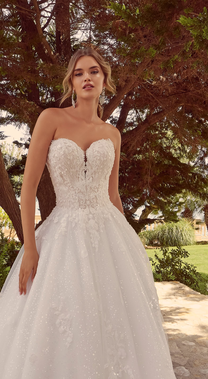 fm-brautkleid-fm52034-prinzessin-mit-extremlanger-spitzenschleppe-und-spitzencorsage-sandkrug-oldenburg