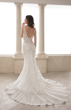 Ein wunderschönes Brautkleid im Fit and Flare Stil und elegante bestickte Spitzenapplikationen. Das Kleid schmeichelt mit einen tiefen eleganten Rückenausschnitt und einer wundervollen Tüll Schleppe. Zu schließen ist das Kleid mit einer Schnürung im Rückenbereich. Optional ist dieses Brautkleid mit einem Reißverschluss und einer Knopfleiste erhältlich. Zugleich hat das Brautkleid feine Träger und einen schönen V- Ausschnitt. 