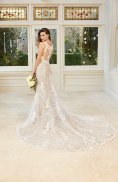 Exklusiv und faszinierend. Ein wunderschönes figurbetontes Hochzeitskleid aus Tüll und Spitze. Das Brautkleid besitzt einen herzförmigen Ausschnitt, der mit einem hochgeschlossenen Illusionausschnitt geschmückt wird. Zudem hat das Kleid einen wundervollen Rücken aus Illusionsspitze. Geschlossen wird das Kleid mit einer Knopfleiste aus im Bereich des Rückens.  Die wundervolle Schleppe ist mit einem romantischen Spitzenabschluss verziert.