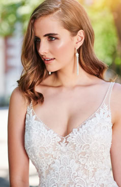 Ein schmeichelndes A-Linien- Spitzenkleid mit einem eleganten V- Ausschnitt. Das Dekolleté des Kleides ist mit schimmernden Perlen verziert. Das zusehende halbtransparente Oberteil ist mit Spitzenapplikationen verziert. Ein Blickfang ist vor allem der wundervolle Schmetterlingsrücken, der diesen gekonnt in Szene setzt. In dem Chiffonrock findet sich die Spitze wieder, die wiederum auch mit funkelnden Pailletten bestickt ist. Der Schmetterlingsrücken wird durch eine feine Knopfleiste geschlossen und das Kleid im unteren Bereich des Rückens, durch einen dezenten Reißverschluss. 