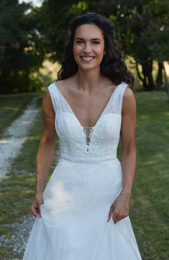 Verlieben Sie sich in unser A-Linien Kleid mit Spitze für eine traumhaft romantische Sommerhochzeit. Termin sichern!